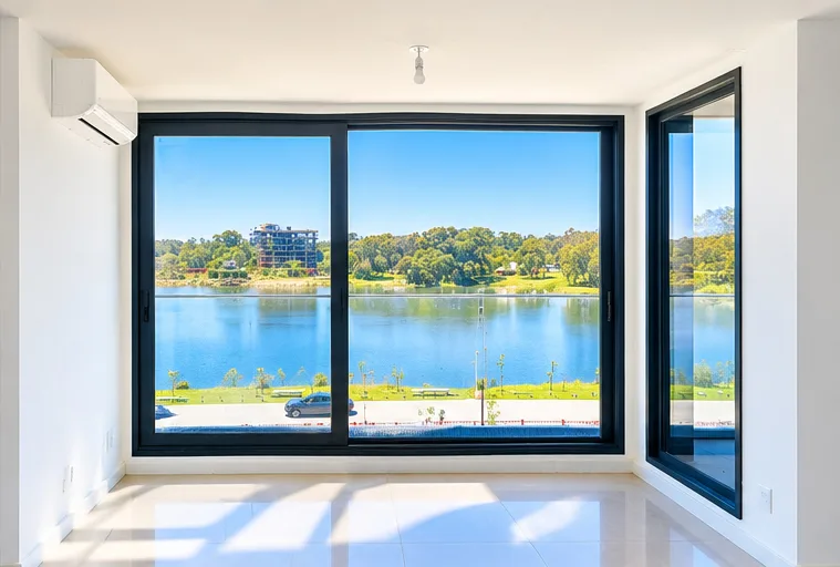 Ventanal del living con vista directa al lago